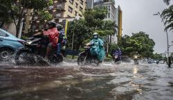 Jalan Cikini Raya Banjir usai Diguyur Hujan Deras