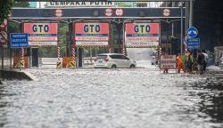 Foto-Foto Ruas Jalan Jakarta Banjir hingga Lutut Orang Dewasa