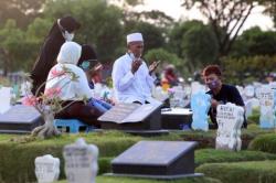 Urutan Bacaan Doa Ziarah Kubur Orang Tua, Lengkap Teks Arab, Latin, Artinya dan Keutamaannya<