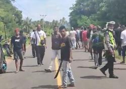 Buntut Oknum TNI Pukul Warga di Sikka, Massa Bersenjata Tajam Cabuti Pilar Batas