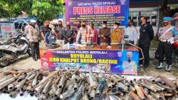 Polisi Musnahkan Ratusan Knalpot Brong Hasil Razia<