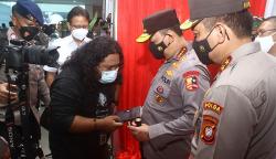 Momen Jurnalis Berikan Kapolri Buku Investigasi Kasus Pemerkosaan Gadis Kalbar