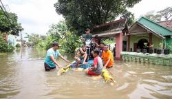 Banjir Terjang Bukittinggi, Petugas BPBD Evakuasi Warga<