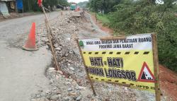 Tak Kunjung Diperbaiki, Akses Jalan ke Stasiun Kereta Cepat Karawang Rusak Parah <