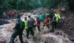 Foto Relawan Terjebak Longsor Susulan di Pekalongan