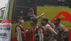 Dilarang Polisi Turun dari Bus, Aksi Pengungsi Afghanistan Ricuh