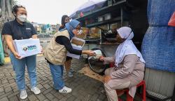 Waspada Omicron, MNC Peduli Bagikan Paket Kesehatan di Kawasan Kebon Jeruk
