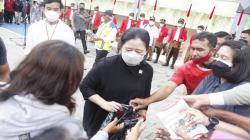 Kunjungi Pasar Legi Solo, Puan Maharani Bagikan Puluhan Kaos