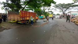 Truk Bermuatan Kayu Terguling di Jalur Cianjur-Sukabumi, Lalu Lintas Macet Parah<