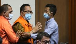 Momen Hakim PN Surabaya Itong Isnaini Protes saat Ditetapkan Tersangka KPK