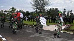 Tembakan Salvo Iringi Pemakaman Jenazah Serda Miskel Korban Penembakan KKB <
