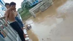 Konten Terjun Bebas Berujung Petaka, 1 Remaja Asal Brebes Hanyut ke Sungai 