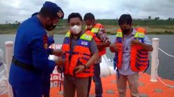 Ditpolairud Polda Jateng Bagikan Life Jacket ke Pengelola Wisata Air di Blora 