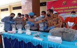 Polda Sumsel Musnahkan 15 Kg Ganja dan Sabu<