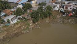 Rumah Pinggiran Kali Bekasi Amblas akibat Pergerakan Tanah