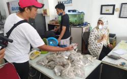 Heboh! Polisi di Cianjur Beli Motor Tunai Rp22 Juta Pakai Koin Pecahan Rp1.000