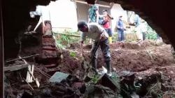 Tanah Longsor Jebol Dinding Rumah di Majalengka, Penghuni Nyaris Tertimbun<