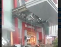 Diterjang Badai, Kanopi Atap Lobby Transmart Cirebon Ambruk Timpa 3 Orang Sekeluarga<