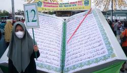 Santri Arak-arakan Bawa Alquran Ukuran Raksasa di Kota Semarang