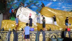 Tradisi Mencuci Patung Buddha Tidur Sambut Tahun Baru Imlek