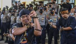 Warga Jabar Pamer Kebal Bacokan saat Aksi Protes Pernyataan Arteria Dahlan
