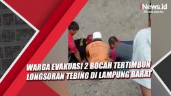 Warga Evakuasi 2 Bocah Tertimbun Longsoran Tebing di Lampung Barat
