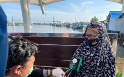 Kejar Target Vaksinasi, Petugas Dinkes Banjarmasin Susur Sungai Datangi Lansia