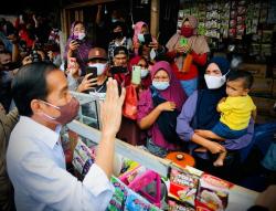 Kunjungi Pasar, Jokowi Beri Bantuan Modal Rp1,2 Juta ke Pedagang Kecil