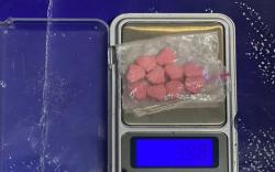 Tangkap Pria di Depan Bank, Polisi Temukan Ekstasi Berwarna Pink