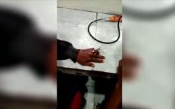 Petugas Damkar Serba Bisa, Bantu Kakek-Kakek Lepas Cincin yang Kekecilan 