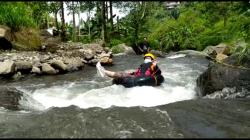  Serunya Memacu Adrenalin di Wahana River Tubing di Kaki Gunung Slamet