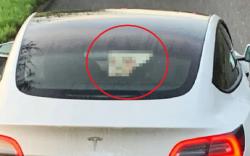 Punya Mobil Canggih, Pria Ini Pakai Layar Konsol untuk Nonton Film Porno saat Kena Macet