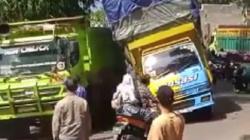 Detik-Detik Truk Penuh Muatan Terguling di Sukabumi, Sempat Ditopang Truk Lain<
