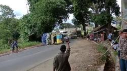 Jalur Miring, Truk Penuh Muatan Terguling di Sukabumi<