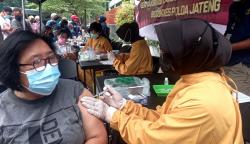 Antusiasme Masyarakat Semarang Ikuti Vaksinasi Booster Massal saat CFD