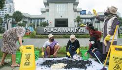 Aktivis Lingkungan Hidup Gelar Aksi Bersih-Bersih Bank