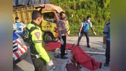 Betulkan Ban di Jalan Tol Madiun, Sopir Truk dan Kernet Tewas Ditabrak  