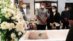 Momen Musa Rajekshah Melayat ke Rumah Nurul Arifin yang Berduka Kehilangan Putrinya Maura<