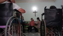 Ragam Ekspresi Lansia saat Disuntik Vaksin Booster di Panti Wreda Elim Semarang