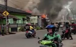Dikira Bom, Kebakaran Disertai Ledakan Hanguskan 6 Toko Simpang Bombat Palembang <