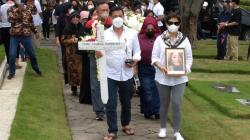 Air Mata Nurul Arifin Lepas Putrinya ke Peristirahatan Terakhir di Sandiego Hills Karawang<