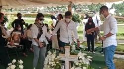 Begini Suasana Pemakaman Anak Nurul Arifin di Sandiego Hills Karawang