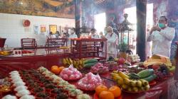 Warga Keturunan Tionghoa Gorontalo Sembahyang Jelang Imlek<