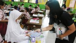 MNC Peduli Bagikan Masker-Hand Sanitizer untuk Murid SDN Cikini 01 Pagi