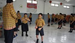 Sekolah di Semarang Jaga Tradisi Imlek dengan Bagi-Bagi Kue Keranjang