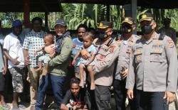 Satgas Damai Cartenz Jalankan Program Kasuari Beri Bantuan Hewan Ternak di Yahukimo<