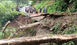 Akses Jalan di Lebakbarang Pekalongan Tertutup Longsor, Puluhan Guru Tak Bisa Mengajar