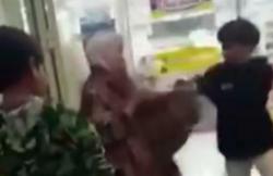 Viral Aksi Perundungan Ibu oleh 2 Remaja di Minimarket Bandung, Netizen Geram