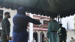 Jadi Bandar Chip Domino, 2 Pria Asal Sigli Dihukum Cambuk di Halaman Masjid