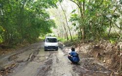 Jalan di PALI Rusak Parah, Warga Keluhkan Tidak Ada Perbaikan 